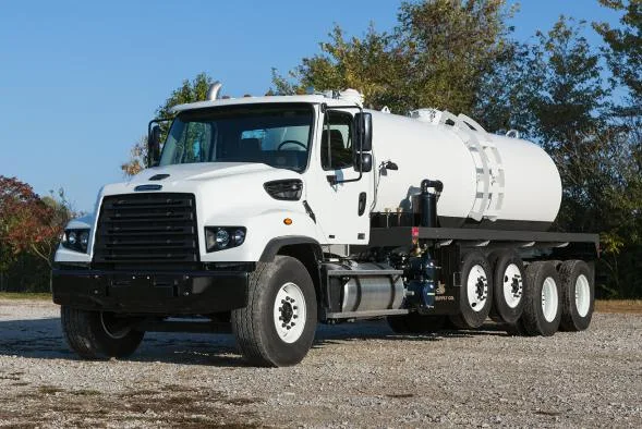 Freightliner 114SD con pipa