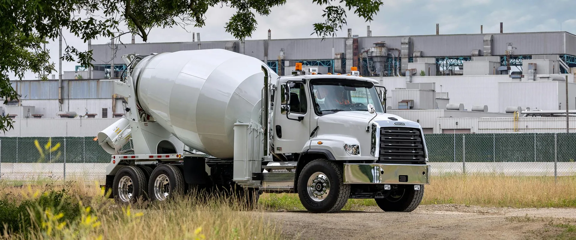 Freightliner 114SD Plus revolvedora en una cantera