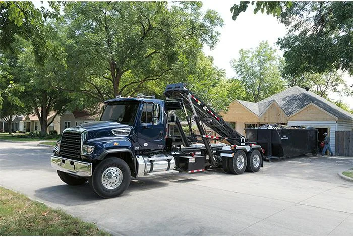 Freightliner 114SD con roll-off