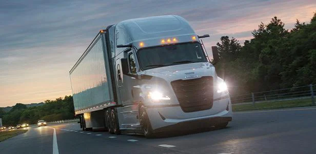 Freightliner Cascadia con los faros encendidos