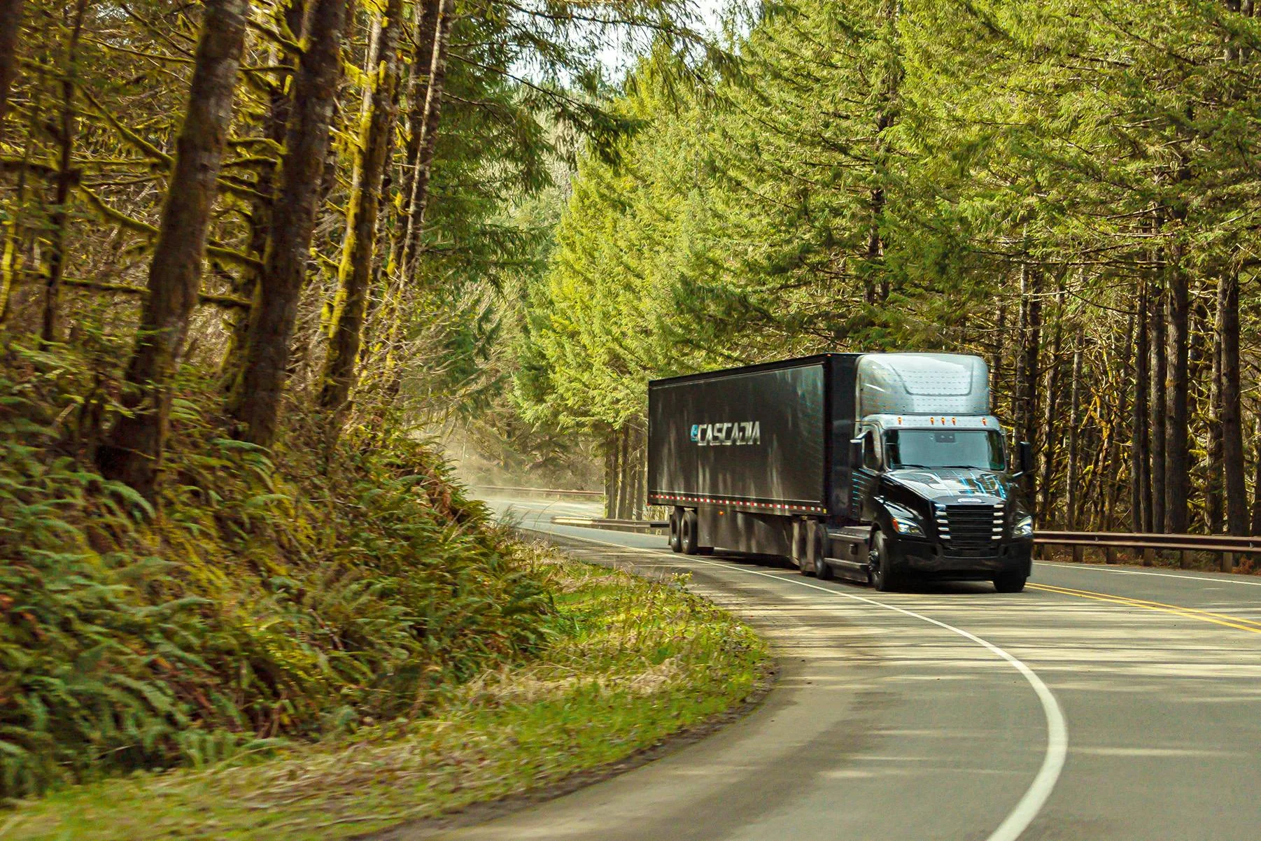 Freightliner eCascadia en camino arbolado
