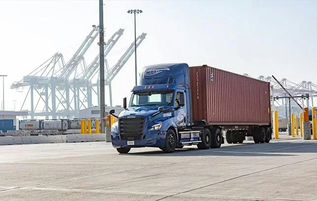 Freightliner eCascadia en un puerto