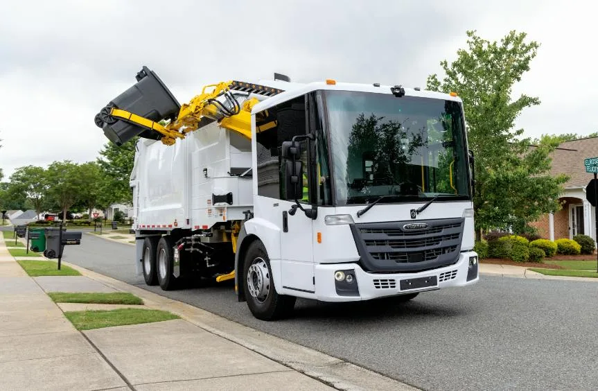 Freightliner EconicSD con brazo de carga lateral