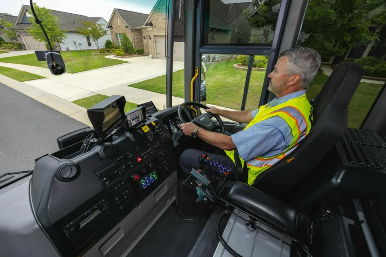 Operador en la cabina baja del Freightliner EconicSD