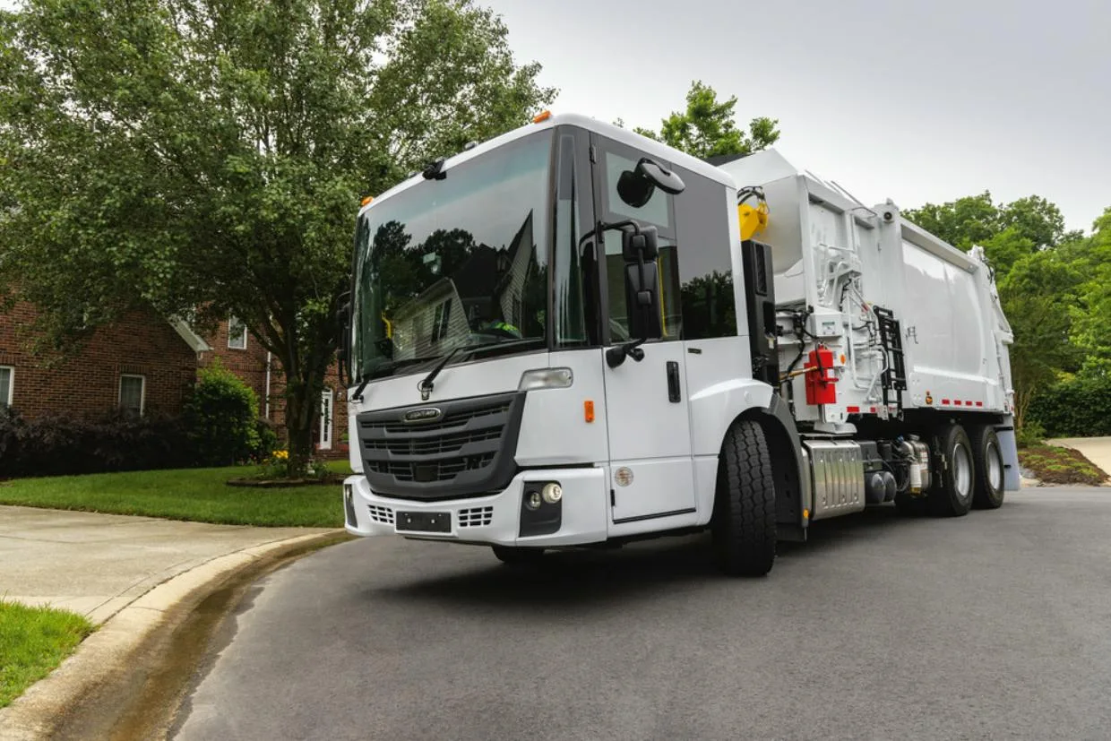 Freightliner EconicSD de tres cuartos
