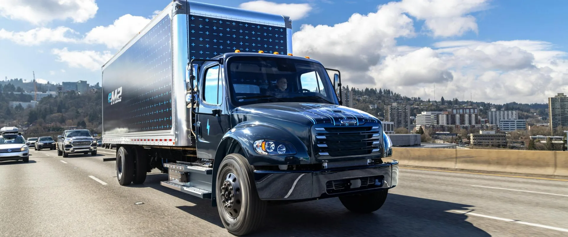 Freightliner eM2 en autopista urbana