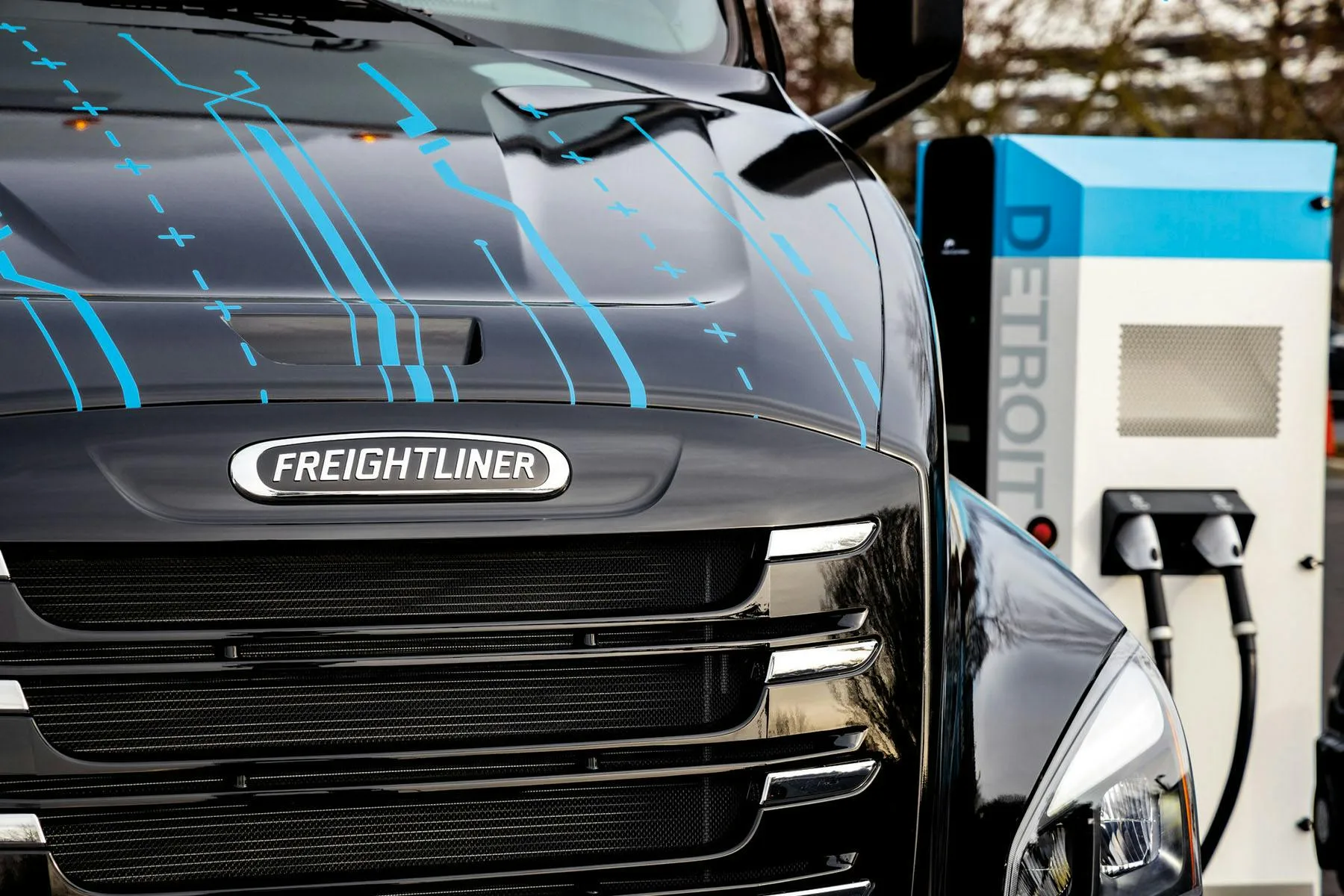 Freightliner eM2 junto al cargador