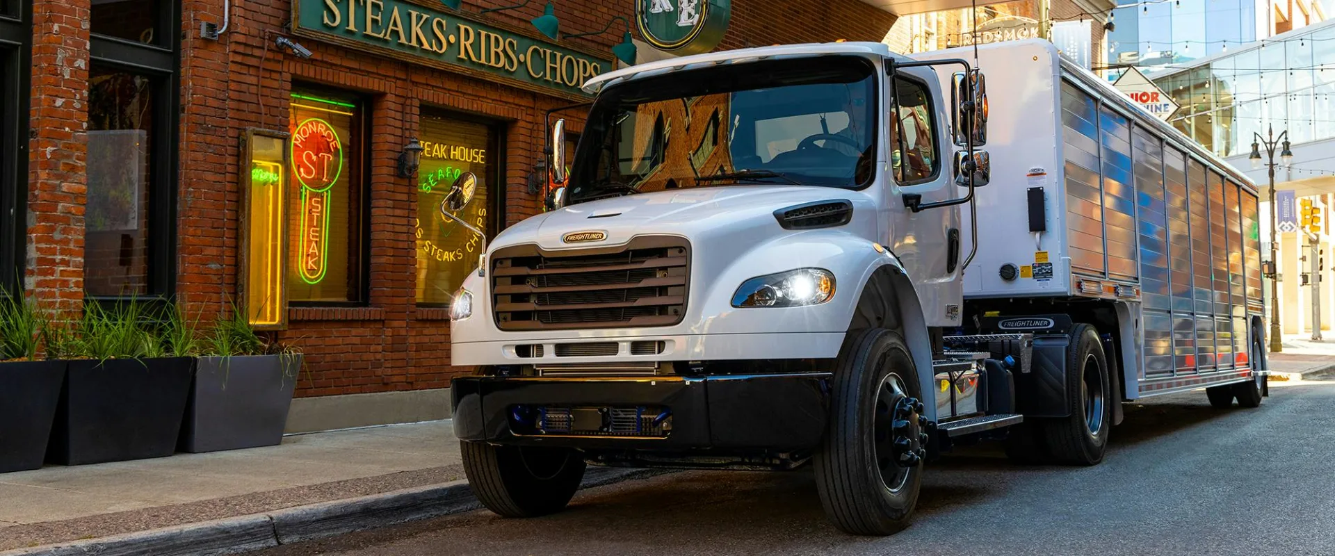 Freightliner M2 de reparto en la ciudad