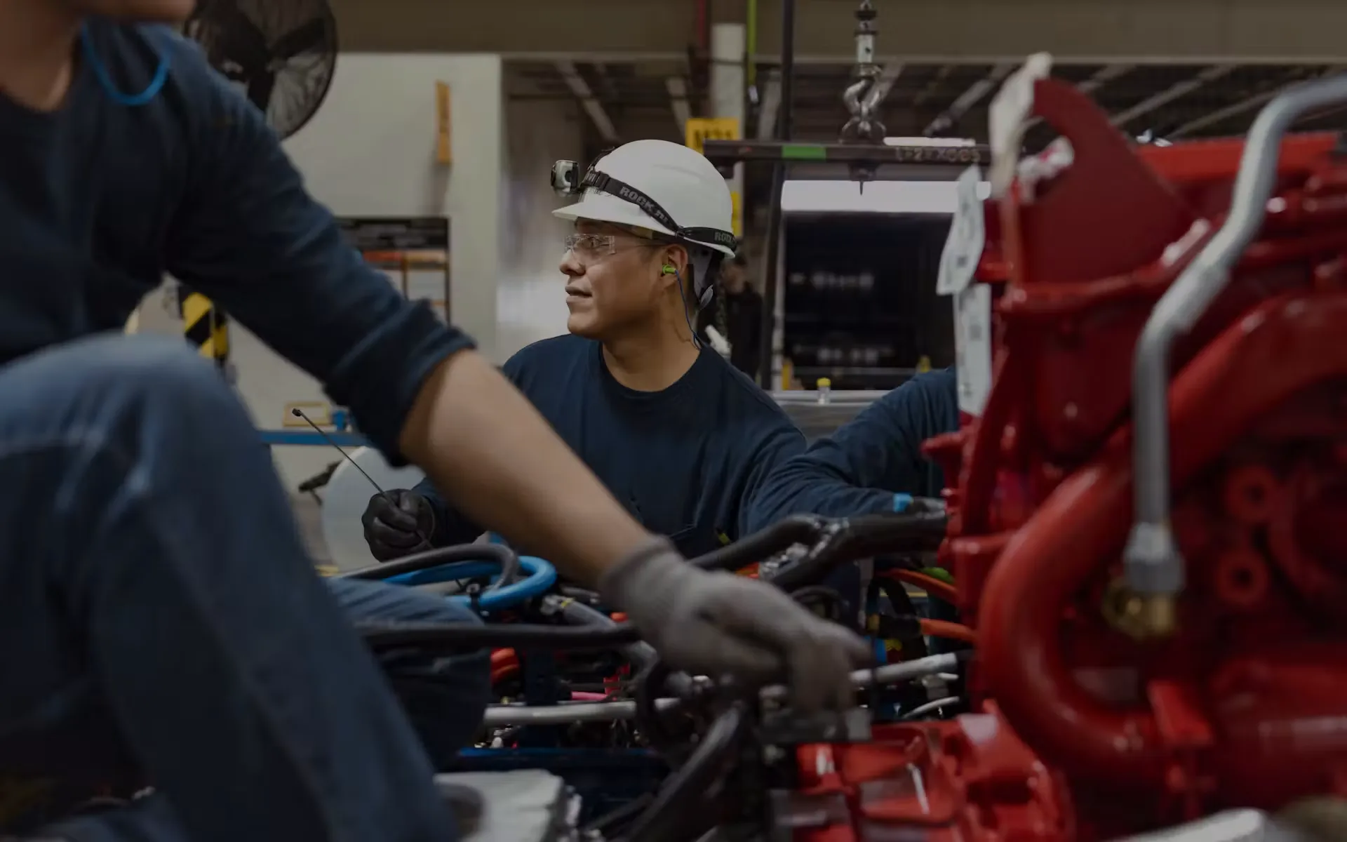Técnico trabajando en el motor del International HX