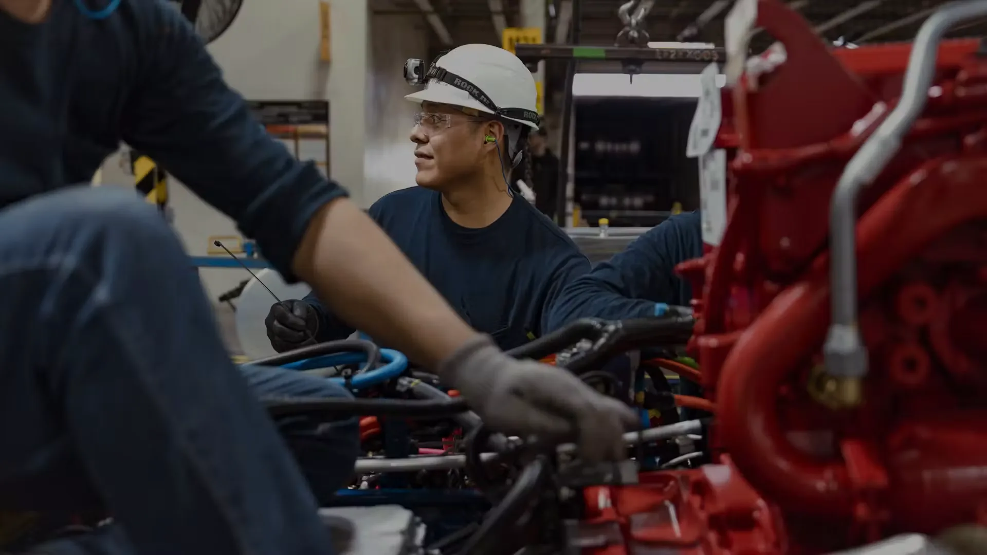 Técnico revisando el motor International S13