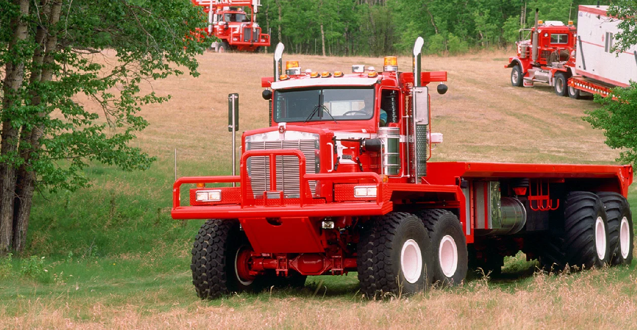 Kenworth C500 rojo con plataforma