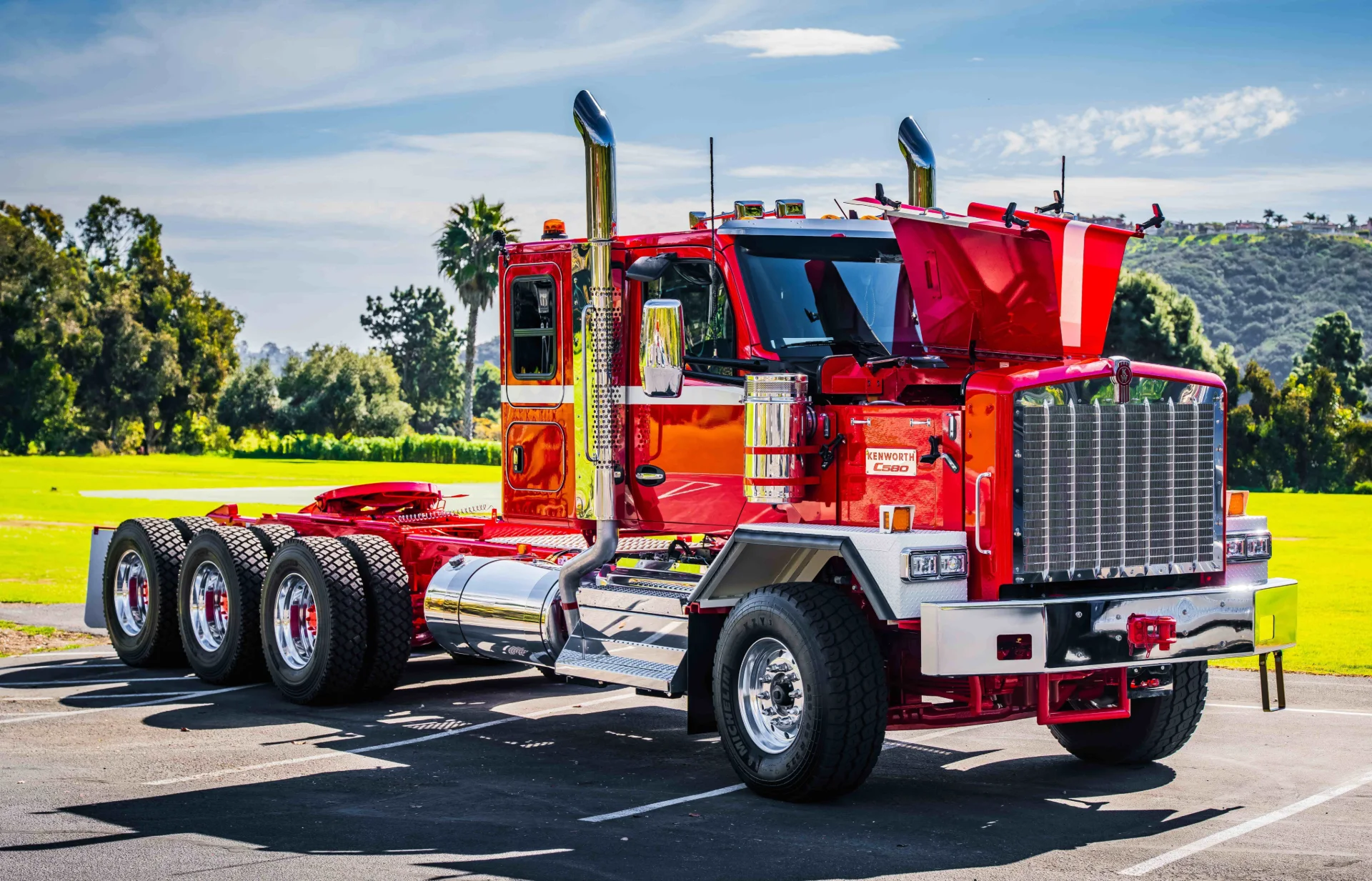 Kenworth C580 de tres cuartos