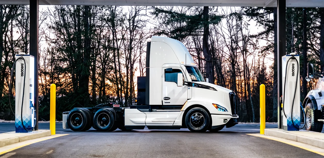 Kenworth T680E conectado a un cargador