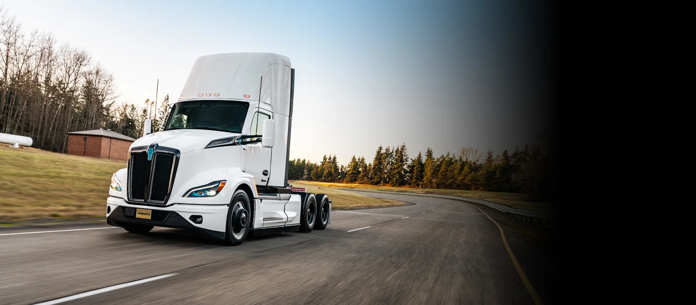 Kenworth T680E eléctrico de noche