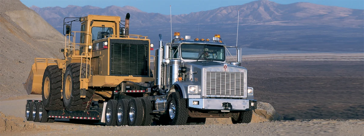 Kenworth T800W jalando un cargador en cama baja