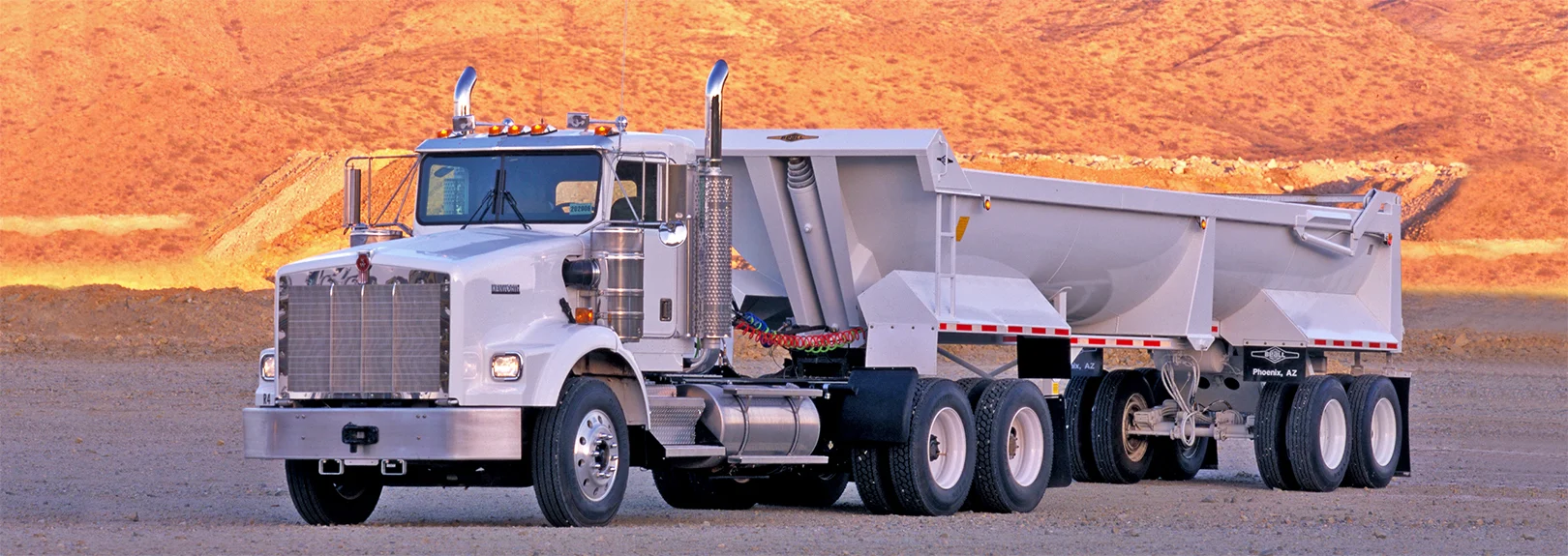 Kenworth T800W con góndolas de volteo en el desierto