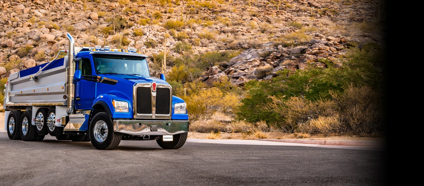 Kenworth T880 de volteo en el desierto
