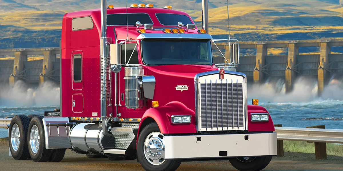 Kenworth W900 rojo frente a una presa