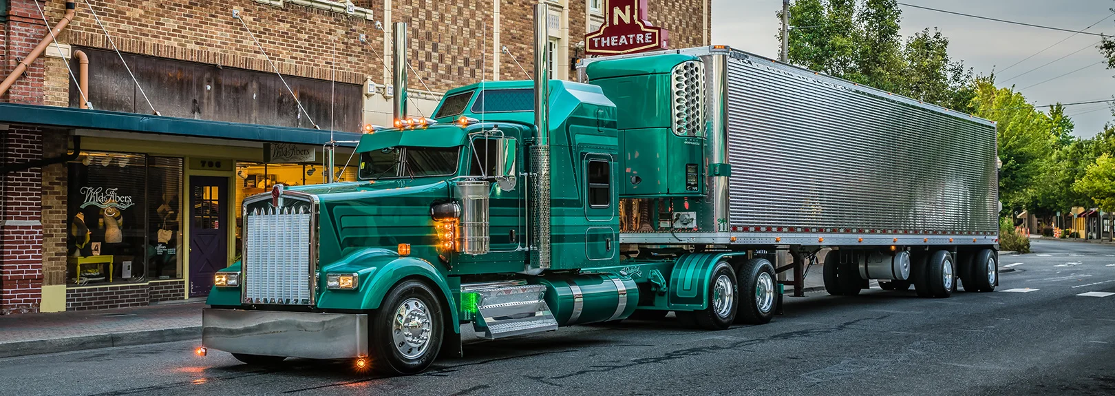 Kenworth W900L verde en la ciudad